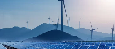Landschaft mit Anlagen der erneuerbaren Energien wie Solarzellen und Windkraftanlagen