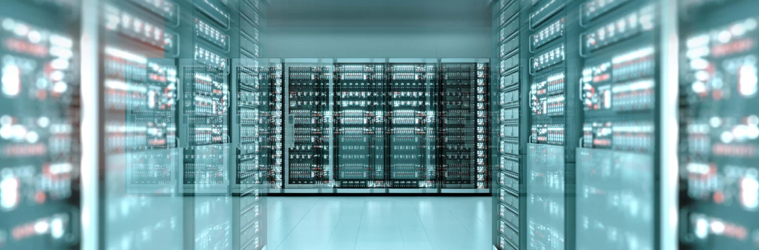 Serverzentrum mit einer Vielzahl von Serverschränken, welche Racks mit Servereinheiten und Rechnern betreiben