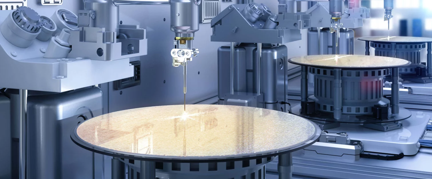 Mehrere Maschinen mit Wafern bestückt, worauf gerade Halbleiter bzw. Mikrochips und Prozessoren hergestellt werden