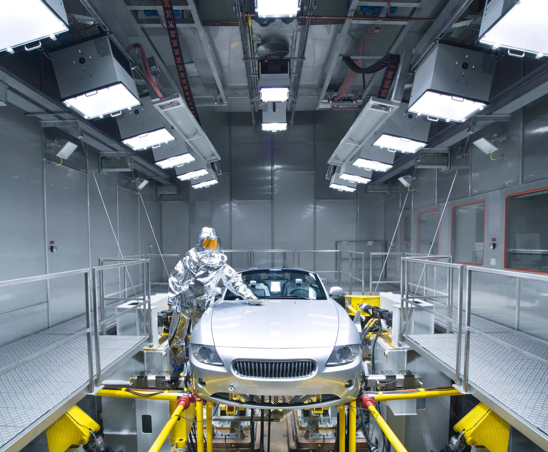  Walk-in environmental simulation chamber with car for environmental testing