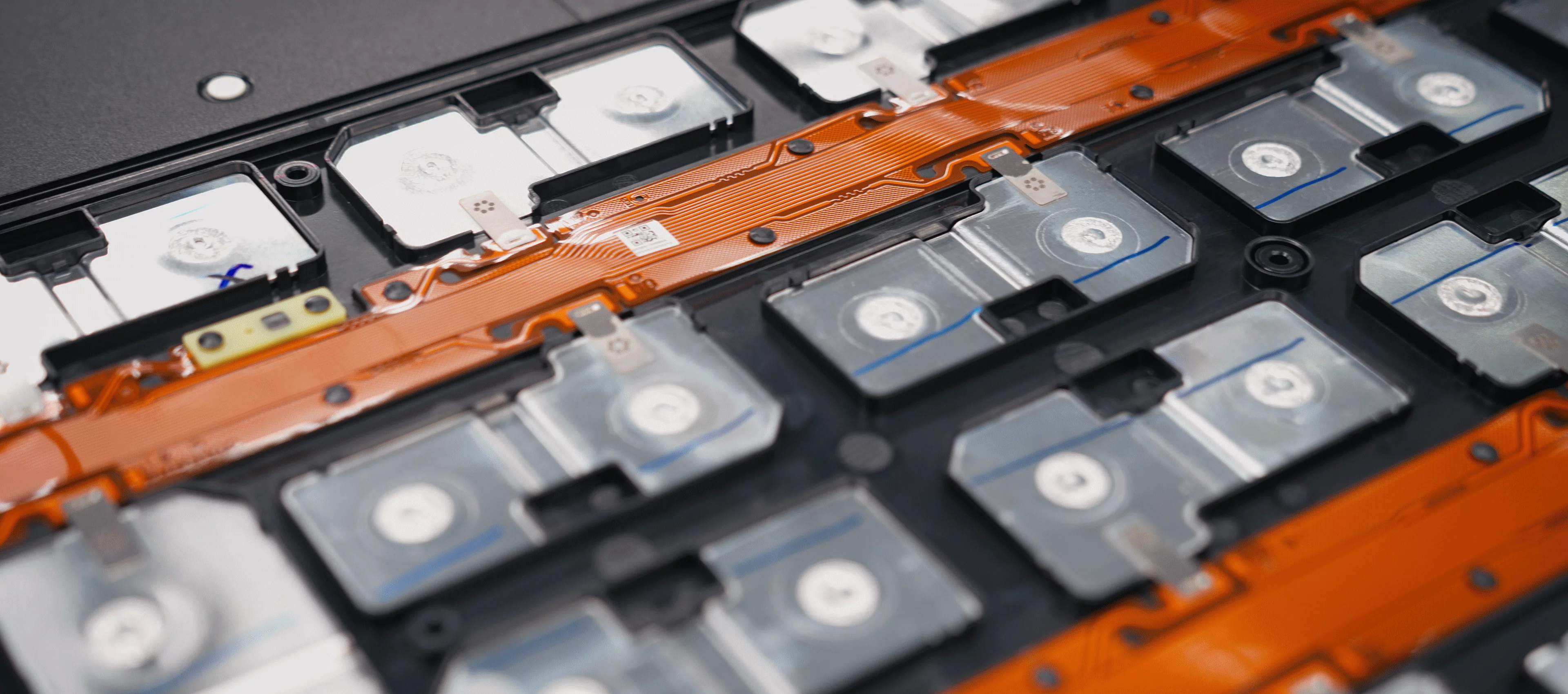  Batteriemodul mit mehreren Zellen und integrierten Stromschienen während der Montage in der Batterieproduktion.