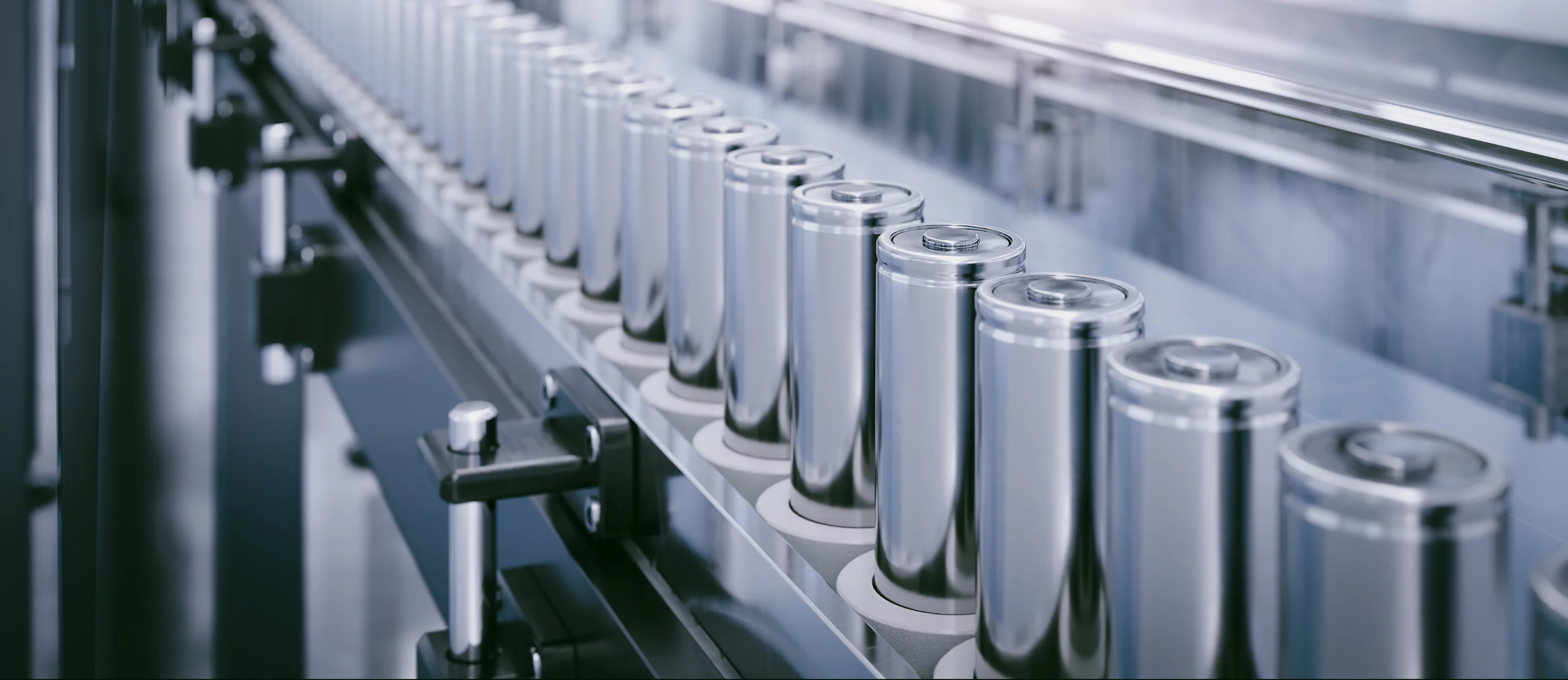  Reihe zylindrischer Batteriezellen auf einer automatisierten Produktionslinie in der industriellen Batterieproduktion.