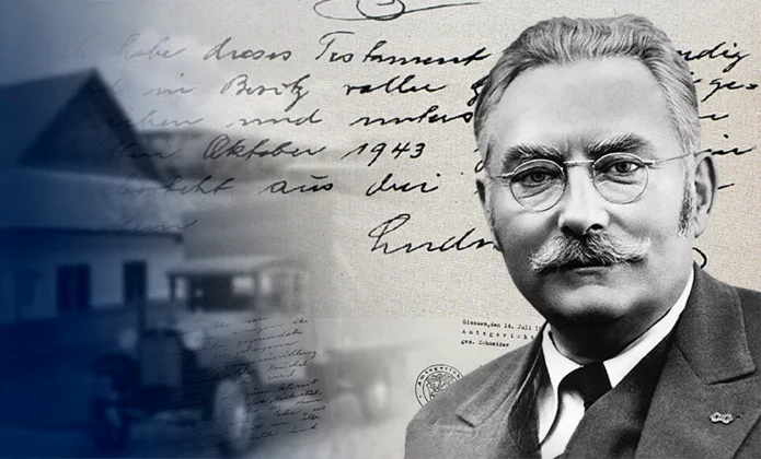  Porträt von Ludwig Schunk vor historischem Firmengebäude und alten Dokumenten