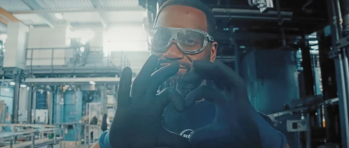  Schunk Produktionsmitarbeiter formt mit seinen Händen ein Herz