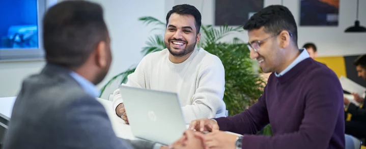 Berufsteinsteiger der Schunk Group sitzen gemeinsam im Meeting