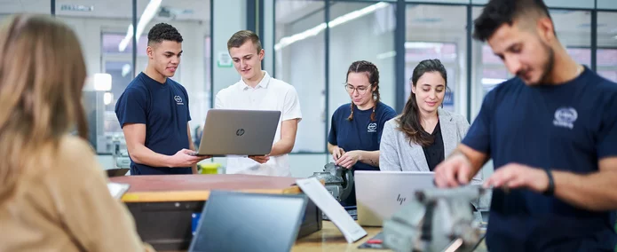 Die Gewerblichen Auszubildenden der Schunk Group zeigen den kaufmännischen Auszubildenden was sie in ihrer Lehre machen und genauso umgekehrt