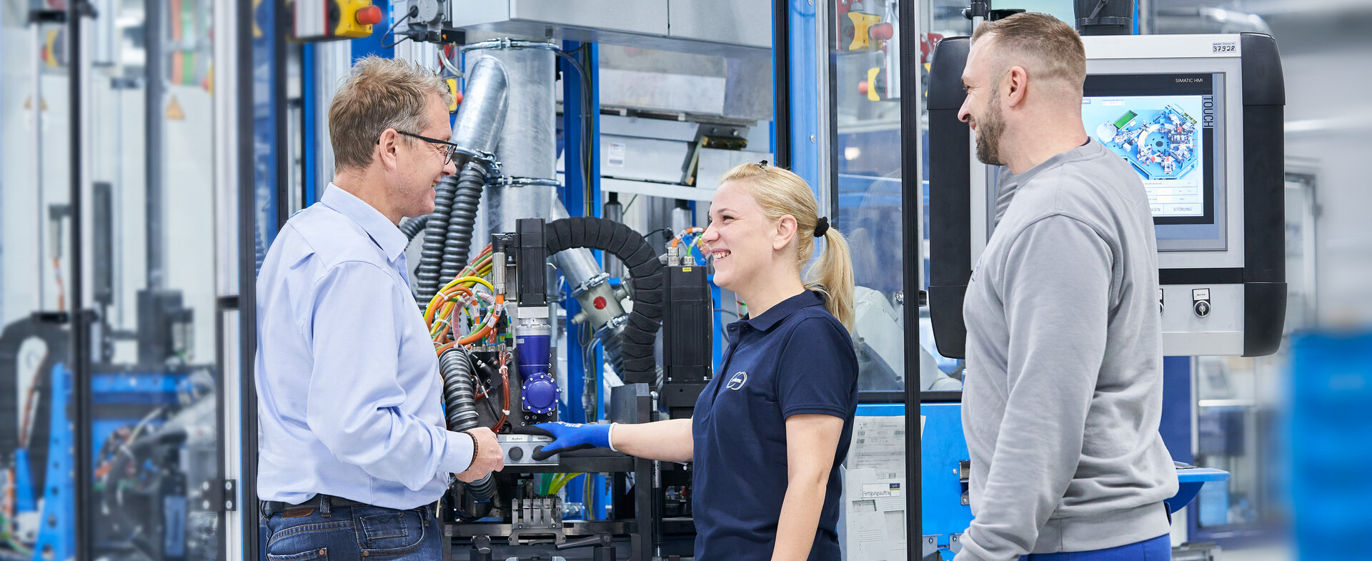 Erfahrene Facharbeiter der Schunk Group innerhalb der Produktion tauschen sich aus