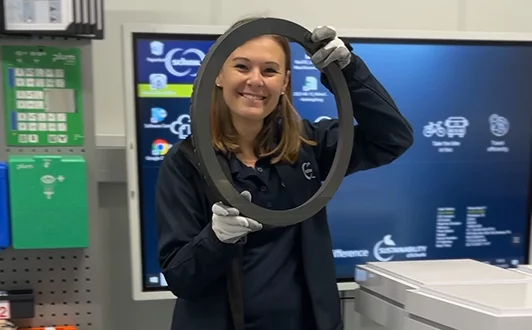  Mitarbeiterin in einer Produktion, welche am Global Graduate Program teilnimmt