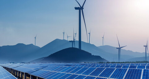 Landschaft mit Anlagen der erneuerbaren Energien wie Solarzellen und Windkraftanlagen