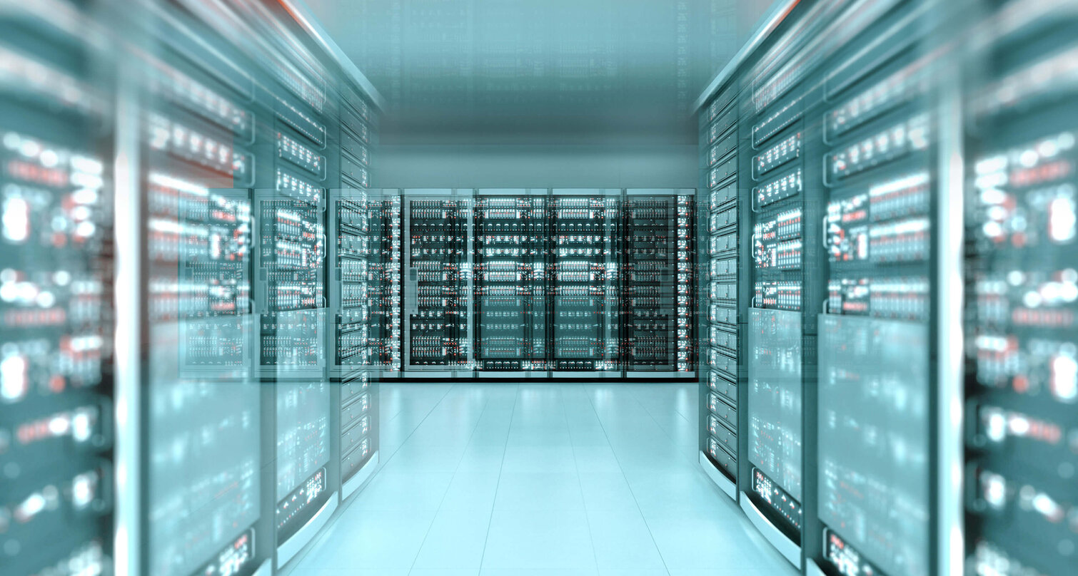 Serverzentrum mit einer Vielzahl von Serverschränken, welche Racks mit Servereinheiten und Rechnern betreiben